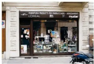Vetrina storica del negozio di forniture per parrucchieri